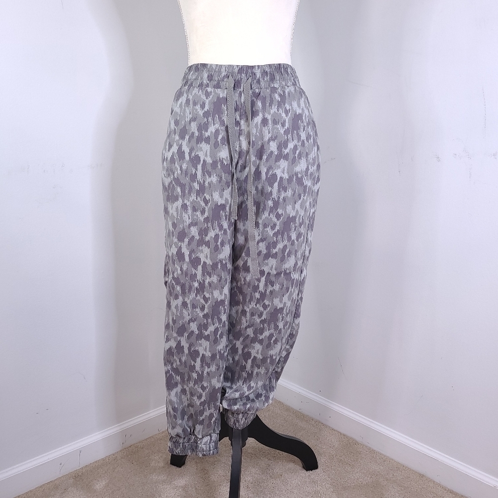 Cloth & Stone Jogger Pants XS Wide Leg Grey Animal Print Abstract Tencel